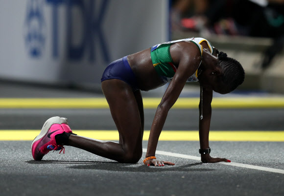 나미비아 선수로는 최초로 세계선수권 여자 마라톤 메달리스트가 된 헬라리아 요하네스가 결승선을 세 번째로 통과한 뒤 힘겨워하고 있다. 도하 로이터 연합뉴스   