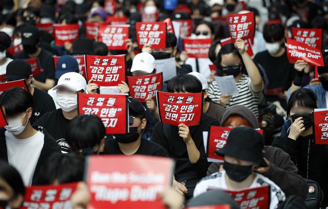 28일 오후 서울 중구 청계광장에서 열린 리얼돌 수입 허용 판결 규탄 시위에서 참가 여성들이 피켓을 들고 있다. 참가자들은 리얼돌(여성의 실제 모습을 본뜬 남성용 자위기구) 수입 허용 판결을 내린 사법부를 규탄하며 정부를 향해 이에 대한 행정적 대응과 법률 발의를 촉구했다. 또한 리얼돌의 수입 및 판매를 법적으로 전면 금지하라고 주장했다. 2019.9.28 뉴스1