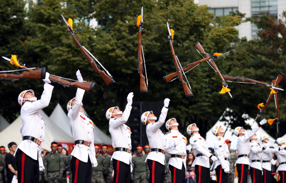 28일 오후 서울광장에서 열린 제69주년 서울수복 기념행사에서 해병대 의장대가 시범을 보이고 있다. 2019.9.28  연합뉴스