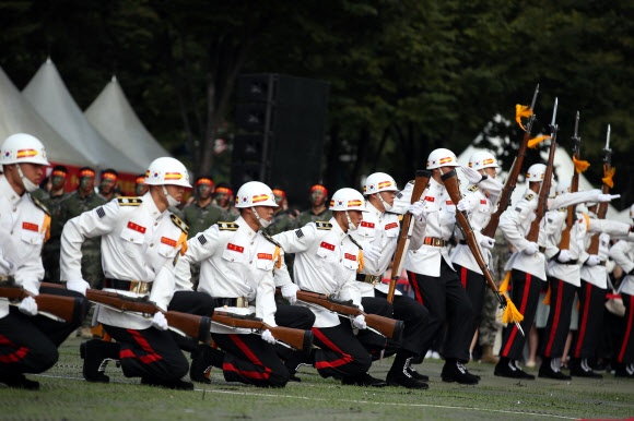 28일 오후 서울광장에서 열린 제69주년 서울수복 기념행사에서 해병대 의장대가 시범을 보이고 있다. 2019.9.28  연합뉴스