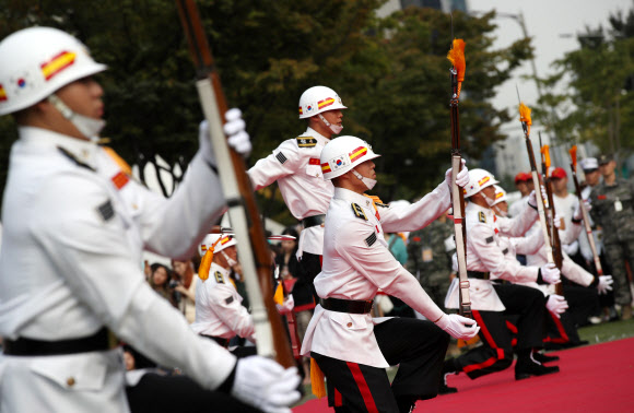 28일 오후 서울광장에서 열린 제69주년 서울수복 기념행사에서 해병대 의장대가 시범을 보이고 있다. 2019.9.28  연합뉴스