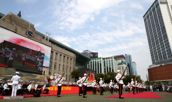 28일 오후 서울광장에서 열린 제69주년 서울수복 기념행사에서 해병대 의장대가 시범을 보이고 있다. 2019.9.28  연합뉴스