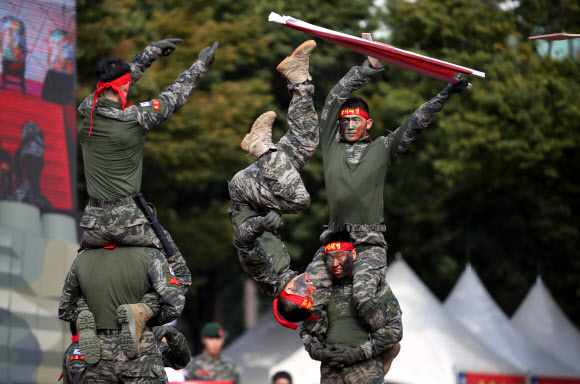 28일 오후 서울광장에서 열린 제69주년 서울수복 기념행사에서 해병대 무적도 시범이 열리고 있다. 2019.9.28  연합뉴스