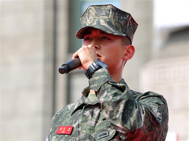 28일 오후 서울광장에서 열린 ‘제69주년 해병대 서울수복 기념행사’ 리허설에서 해병대 복무 중인 샤이니 민호가 ‘해병대가’를 부르고 있다. 서울탈환작전은 1950년 9월 15일 인천상륙작전 성공을 바탕으로 한미 해병대가 수도 서울을 탈환하고 서울시민에게 자유와 희망을 되찾아준 역사적인 사건이다. 2019.9.28 뉴스1