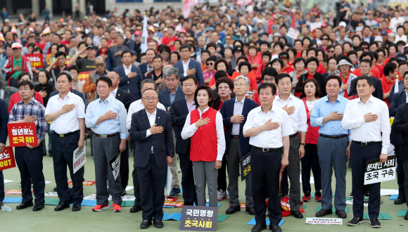 자유한국당 나경원 원내대표, 이주영 국회부의장 등이 28일 오후 경남 창원시 의창구 두대동 창원 만남의 광장에서 열린 ‘자유한국당 경남도당 조국 파면 촉구 경남대회’에서 국기에 경례하고 있다. 2019.9.28  연합뉴스