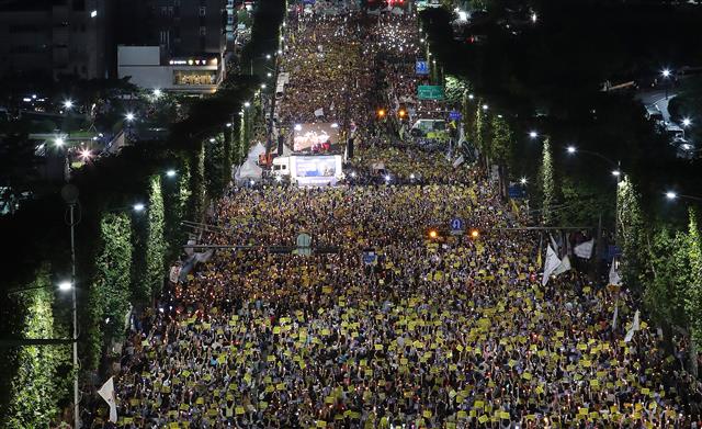 반포대로 가득 메운 ‘조국 수호’ 촛불집회