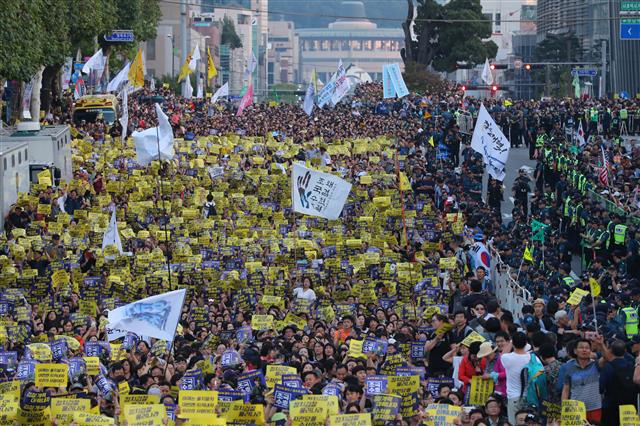 검찰청 앞에 모인 시민들 ‘개혁하라’