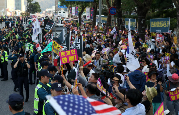 조국 법무부 장관 사퇴 촉구하는 참석자들