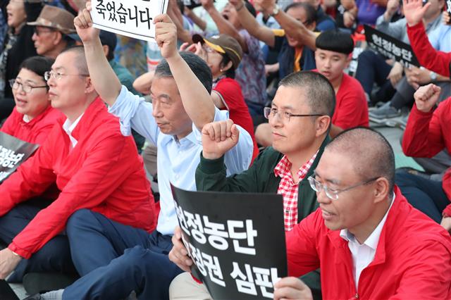 ‘조국 파면’ 구호 외치는 황교안