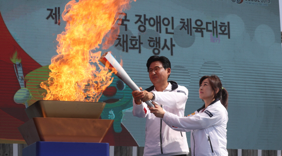 190929 제39회 전국장애인체육대회 채화행사 29일 서울 올림픽 평화의 광장에서 190929 제39회 전국장애인체육대회 채화행사가 열린 가운데 박성수 송파구청장이 채화를 하고 있다. 2019. 09.29. 정연호 기자 tpgod@seoul.co.kr