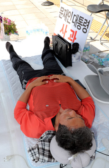 ‘조국 사퇴’ 단식농성 이어가는 이학재 의원