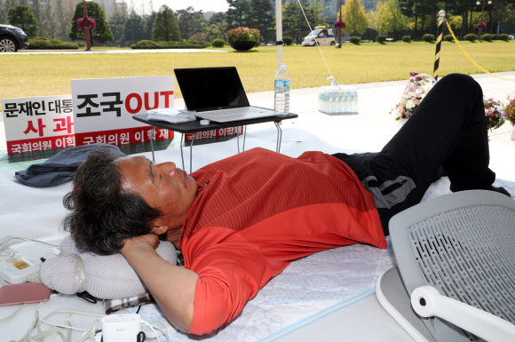 ‘조국 사퇴’ 단식농성 이어가는 이학재 의원