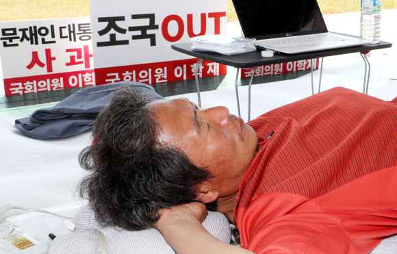 ‘조국 사퇴’ 단식농성 이어가는 이학재 의원