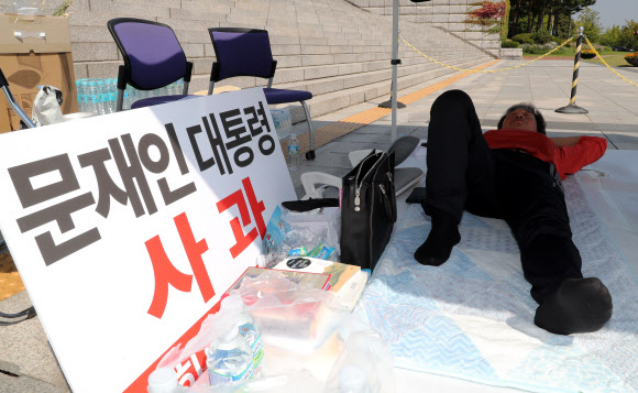 조국 사퇴 요구하며 단식농성 이어가는 이학재 의원