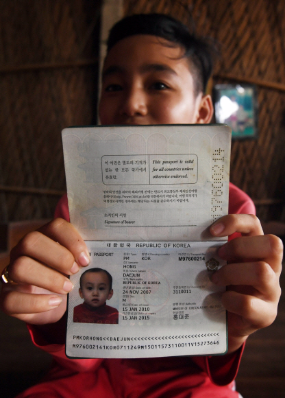 한국인 아버지와 베트남 어머니 사이에서 태어난 홍대준군은 한국인이지만 이를 증명할 서류는 2015년 1월 15일자로 만료돼 버린 여권이 유일하다. 지난 8월 서울신문과 만난 대준군이 한국 여권을 들고 있다.  허우장 박윤슬 기자 seul@seoul.co.kr