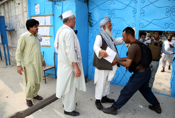 아프간 목숨 건 투표… 테러로 최소 5명 사망 
