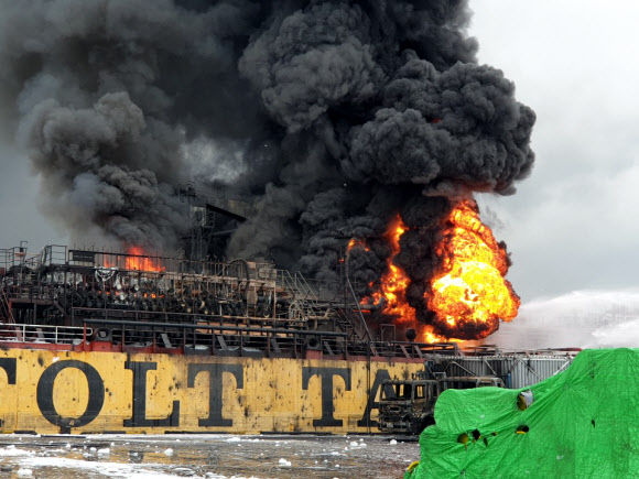 지난 28일 스톨트 그로이란드호 폭발 화재 당시 배에서 검은 연기가 치솟고 있는 모습.<br>울산 연합뉴스