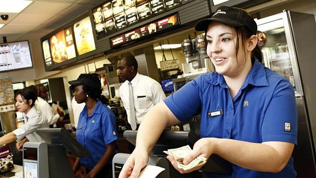 미국 플로리다주 팜 비치 가든스의 한 맥도날드 매장에서 점원이 주문을 받고 있다. 인베스터스비즈니스데일리 캡처