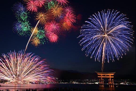 2020년 일본 도쿄올림픽 여파로 내년 개최가 취소된 히로시마현 ‘미야지마 수중 불꽃대회’ 모습. 히로시마관광연맹 홈페이지
