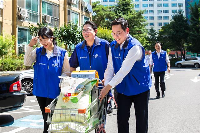 조현준(가운데) 효성 회장이 서울 마포구 취약계층에 사랑의 쌀을 배달하고 있다. 효성 제공