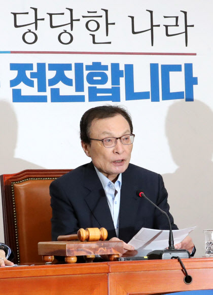 최고위원회의에서 발언하는 이해찬