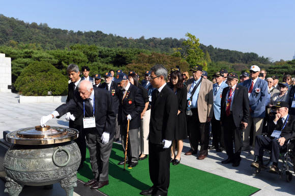 유엔참전용사 및 가족들이 30일 서울 동작구 국립서울현충원을 찾아 참배하고 있다. 2019. 9. 30. 박윤슬 기자 seul@seoul.co.kr