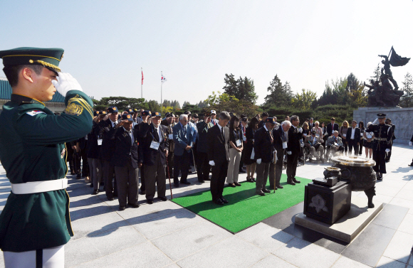 유엔참전용사 및 가족들이 30일 서울 동작구 국립서울현충원을 찾아 참배하고 있다. 2019. 9. 30. 박윤슬 기자 seul@seoul.co.kr