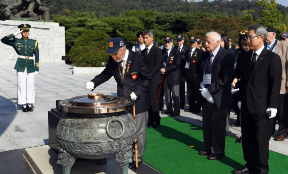 유엔참전용사 및 가족들이 30일 서울 동작구 국립서울현충원을 찾아 참배하고 있다. 2019. 9. 30. 박윤슬 기자 seul@seoul.co.kr