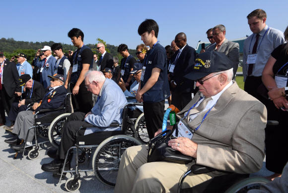 유엔참전용사 및 가족들이 30일 서울 동작구 국립서울현충원을 찾아 참배하고 있다. 2019. 9. 30. 박윤슬 기자 seul@seoul.co.kr
