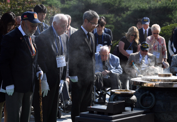 유엔참전용사 및 가족들이 30일 서울 동작구 국립서울현충원을 찾아 참배하고 있다. 2019. 9. 30. 박윤슬 기자 seul@seoul.co.kr