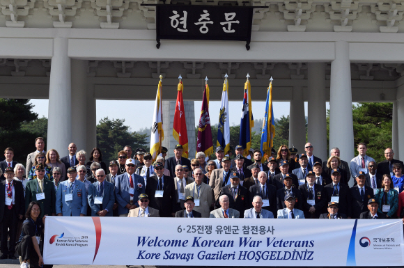 유엔참전용사 및 가족들이 30일 서울 동작구 국립서울현충원을 찾아 참배한 뒤 기념사진을 찍고 있다. 2019. 9. 30. 박윤슬 기자 seul@seoul.co.kr