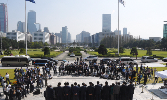 자유한국당은 30일 국회본관 계단에서 의원총회를 갖고 조국퇴진을 촉구하고 있다. 2019.9.30. 김명국 선임기자 daunso@seoul.co.kr