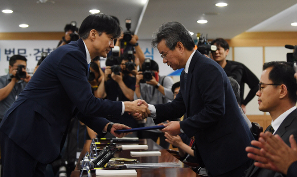 조국 법무부 장관이 30일 정부과천청사에서 열린 제2기 법무?검찰 개혁위원회 발족식에서 위촉장을 수여하고 있다.2019. 9. 30. 박윤슬 기자 seul@seoul.co.kr