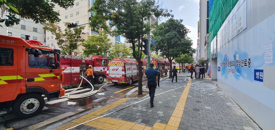 지난 달 29일 오전 부산 연산동의 한 요양병원에서 화재가 발생하자 소방요원들이 화재 진압을벌이고있다.  당시 이 요양병원에는 168명의 환자가 입원해 있었으나 소방대원들과 의료진들의 발빠른 대응으로 한명의 인명피해도 발생하지 않았다 <부산소방재난본부 제공>. 