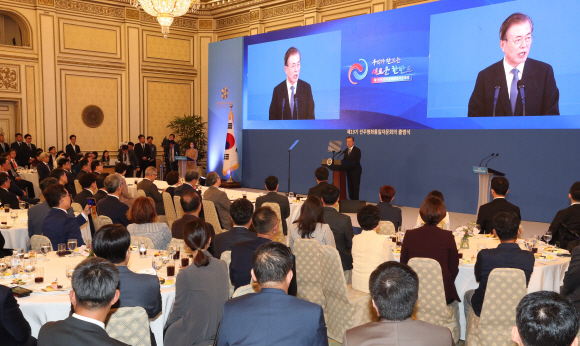 - 문재인대통령이 30일 오후 청와대 영빈관에서 열린대통령 직속 통일자문기구인 민주평화통일자문회의(민주평통) 19기 자문위원 출범회의 개회사를 하고 있다. 2019. 09.30. 도준석 기자pado@seoul.co.kr