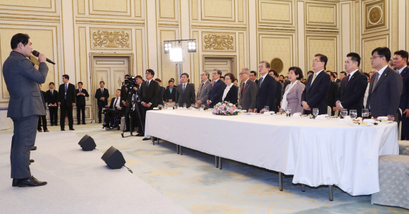 - 문재인대통령이 30일 오후 청와대 영빈관에서 열린대통령 직속 통일자문기구인 민주평화통일자문회의(민주평통) 19기 자문위원 출범회의에서 “우리의 소원”을 합창하고있다. 2019. 09.30. 도준석 기자pado@seoul.co.kr