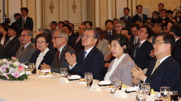 - 문재인대통령이 30일 오후 청와대 영빈관에서 열린대통령 직속 통일자문기구인 민주평화통일자문회의(민주평통) 19기 자문위원 출범회의를 주재하기 위해 참석하고 있다. 2019. 09.30. 도준석 기자pado@seoul.co.kr