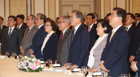 - 문재인대통령이 30일 오후 청와대 영빈관에서 열린대통령 직속 통일자문기구인 민주평화통일자문회의(민주평통) 19기 자문위원 출범회의에서 “우리의 소원”을 합창하고있다. 2019. 09.30. 도준석 기자pado@seoul.co.kr