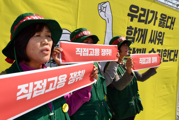 30일 서울 청와대 앞 분수대에서 열린 톨게이트 투쟁승리 시민사회공동대책위 출범 기자회견에 참석한 진보단체 인사들이 구호를 외치고 있다. 2019.9.30 박지환 기자 popocar@seoul.co.kr