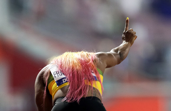 자메이카 육상 선수 셸리 앤 프레이저-프라이스가 29일(현지시간) 카타르 도하에서 열린 세계육상선수권대회 여자 100m 결선에서 금메달을 따낸 뒤 기뻐하고 있다. 이날 프레이저-프라이스는 10초 71로 올 시즌 최고 기록을 세웠다. AP 연합뉴스