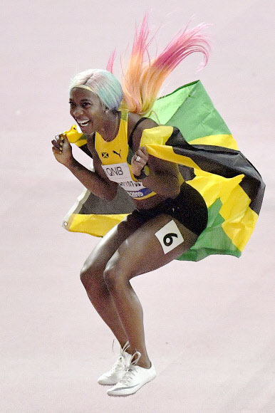 자메이카 육상 선수 셸리 앤 프레이저-프라이스가 29일(현지시간) 카타르 도하에서 열린 세계육상선수권대회 여자 100m 결선에서 금메달을 따낸 뒤 기뻐하고 있다. 이날 프레이저-프라이스는 10초 71로 올 시즌 최고 기록을 세웠다. AP 연합뉴스