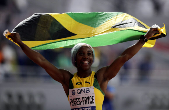 자메이카 육상 선수 셸리 앤 프레이저-프라이스가 29일(현지시간) 카타르 도하에서 열린 세계육상선수권대회 여자 100m 결선에서 금메달을 따낸 뒤 기뻐하고 있다. 이날 프레이저-프라이스는 10초 71로 올 시즌 최고 기록을 세웠다. AP 연합뉴스