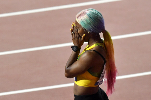 자메이카 육상 선수 셸리 앤 프레이저-프라이스가 29일(현지시간) 카타르 도하에서 열린 세계육상선수권대회 여자 100m 결선에서 금메달을 따낸 뒤 기뻐하고 있다. 이날 프레이저-프라이스는 10초 71로 올 시즌 최고 기록을 세웠다. AP 연합뉴스