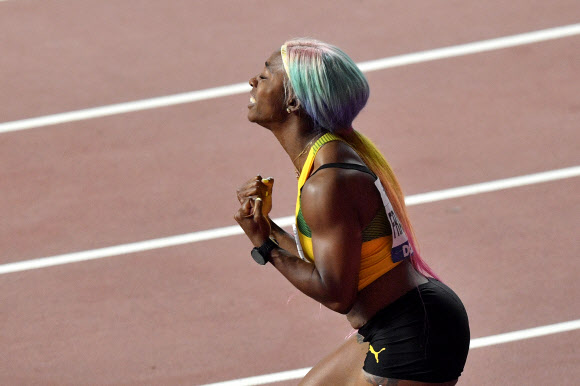 자메이카 육상 선수 셸리 앤 프레이저-프라이스가 29일(현지시간) 카타르 도하에서 열린 세계육상선수권대회 여자 100m 결선에서 금메달을 따낸 뒤 기뻐하고 있다. 이날 프레이저-프라이스는 10초 71로 올 시즌 최고 기록을 세웠다. AP 연합뉴스