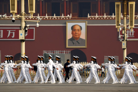 마오쩌둥 앞에서 초대형 열병식 연습 