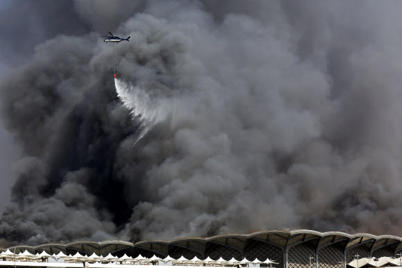 악재 겹친 사우디… 불타는 고속철도 역사 