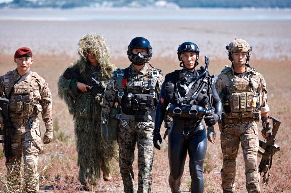 국방부가 국군의 날을 맞이하여 1일 공개한 2019년 국군 화보인 ‘대한민국 최극강 국군’. 2019.10.1  국방부 제공