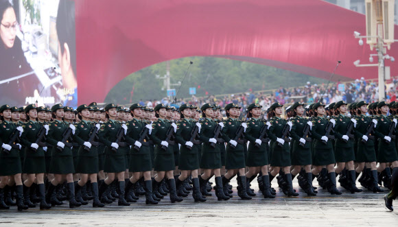 1일 오전 신중국 건국 70주년 기념일을 맞아 베이징(北京) 톈안먼(天安門) 광장에서 역대 최대 규모의 열병식 등 축하 행사가 열리는 가운데 인민해방군 장병들이 열병식 예행 연습을 하고 있다..2019.10.1  연합뉴스