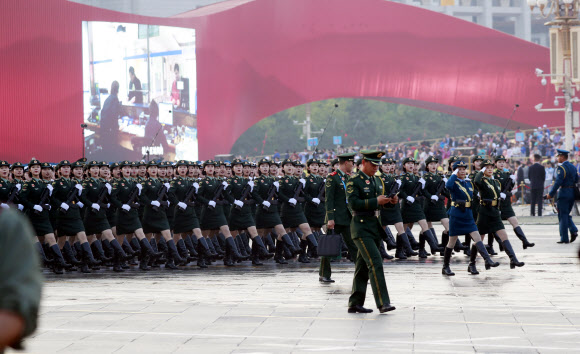 1일 오전 신중국 건국 70주년 기념일을 맞아 베이징(北京) 톈안먼(天安門) 광장에서 역대 최대 규모의 열병식 등 축하 행사가 열리는 가운데 인민해방군 장병들이 열병식 예행 연습을 하고 있다.2019.10.1  연합뉴스