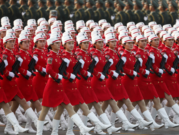 1일(현지시간) 신중국 건국 70주년 기념일을 맞아 베이징 톈안먼광장에서 역대 최대 규모의 축하 행사가 열리는 가운데 인민해방군 여군들이 열병식을 하고 있다. EPA 연합뉴스